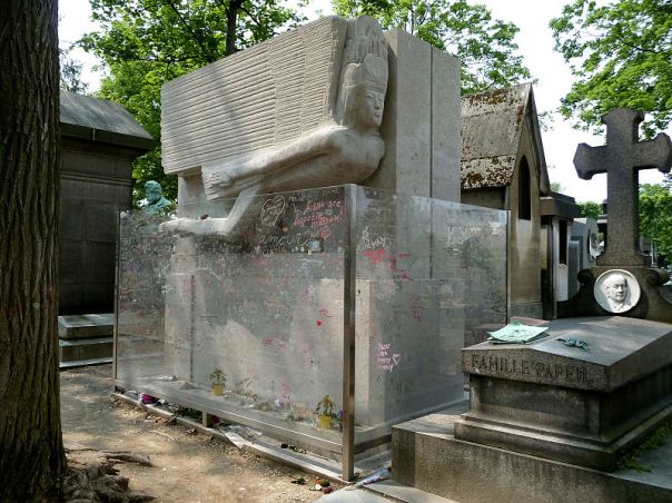 800px-Tomb_of_Oscar_Wilde,_Père_Lachaise_cemetery,_Paris,_France